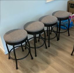 4 Counter Stool with Swivelling Fabric Padded Seat
