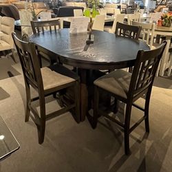 Table And 4 Barstools 