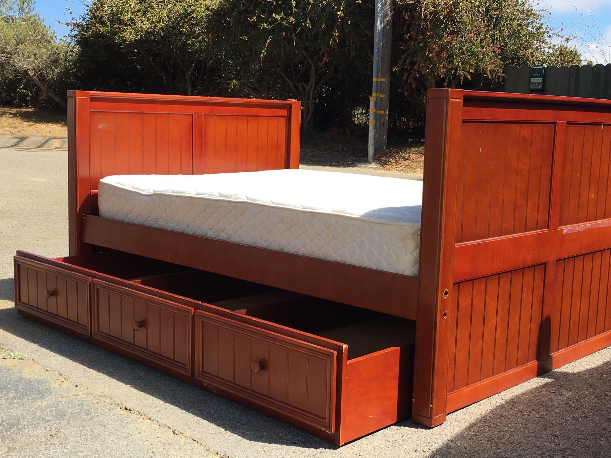 ••••Full Size Bed With Mattress ••••
