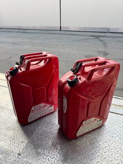 2x Metal & 2x Plastic Gas Canisters