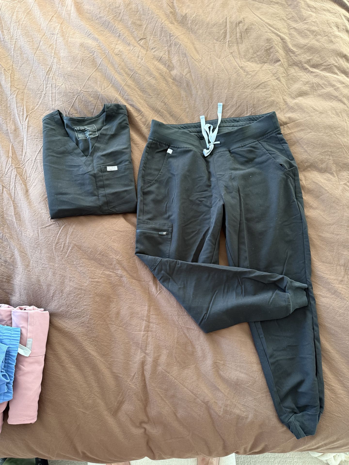 Figs Scrub Set - Joggers + V-Neck