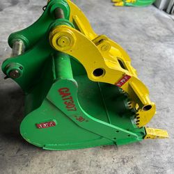 Mini Excavator Caterpillar CAT 307/ 308 GP Bucket with Hydraulic Partial Rotation thumb 30 Inches Width.