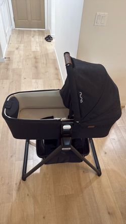 Nuna Baby Bassinet with Stand
