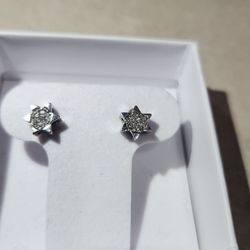14k White gold star earrings
