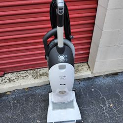 Miele Cat & Dog Model S7260 Swivel Neck Upright Vacuum Cleaner- Tested/Working