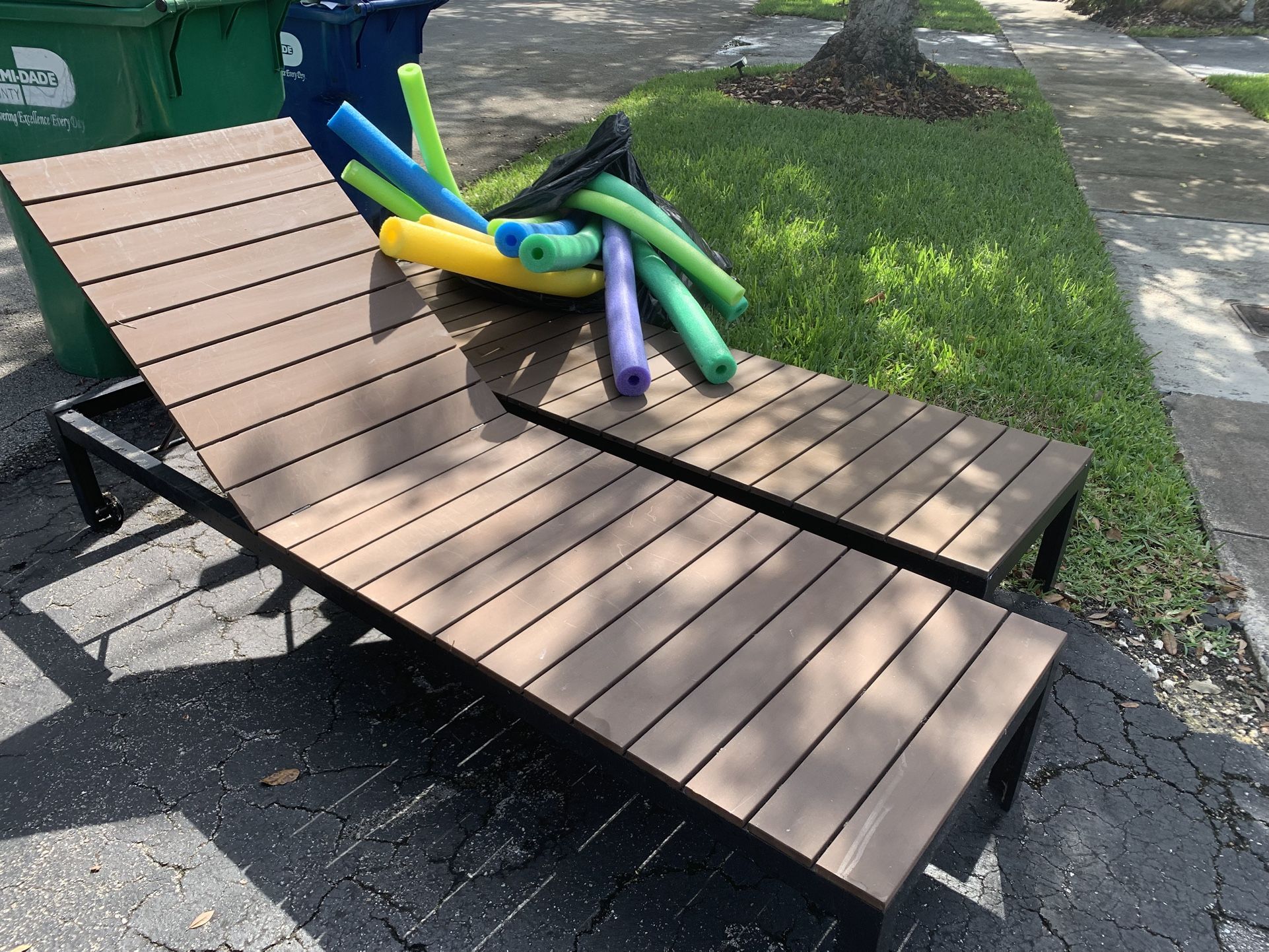 Curb Alert _Free Patio Furniture - Chaise Lounges- Pool toys/noodles (Kings Creek - Dadeland/Baptist)