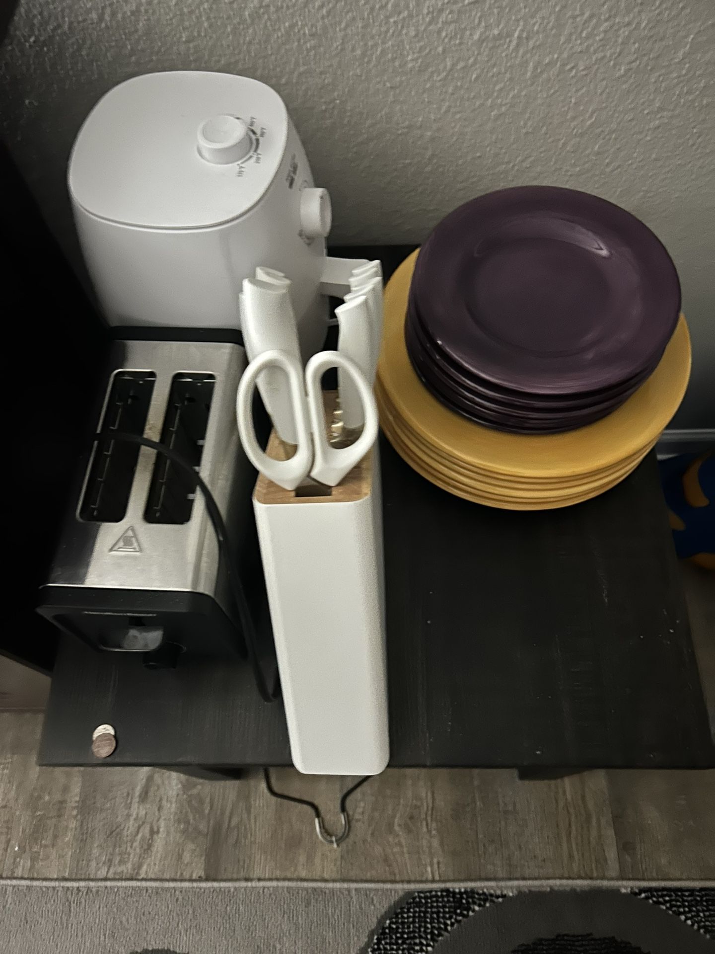 Knifes,plates,toaster,air fryer