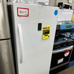 Insignia Upright Freezer 28in 