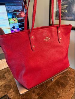 AUTHENTIC COACH Bag! Womens Crossgrain Large Street Tote Bag! Turn the street into a runway with the chic Crossgrain Large Street Tote. Lobster-clasp