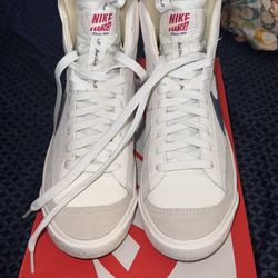 Nike Sneakers (Nike Women's Blazer Mid 77 Shoes) SIZE 7