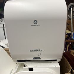 Paper Towel Dispenser 