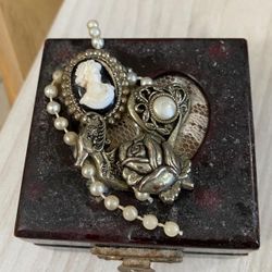 COFRE ANTIGUO DE MADERA CON ADORNO DE STAINLESS Y PERLAS FORRADO EN TERCIOPELO