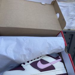 NIKE DUNK LOW VALENTINES DAY SIZE 10