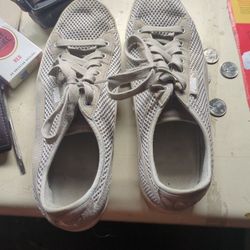 Ladies Puma Lightweight Shoes. Size 9 Ladies