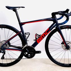 51cm BMC Roadmachine Disc Carbon Road Bike – Shimano 105 Di2 12-Speed, DT Swiss R470 Wheelset  Looking for a high-performance endurance