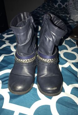Toddler boots size 9 small scratch on the tip. Other than that in great condition
