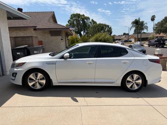 Kia Optima Hybrid White 4-Door Sedan