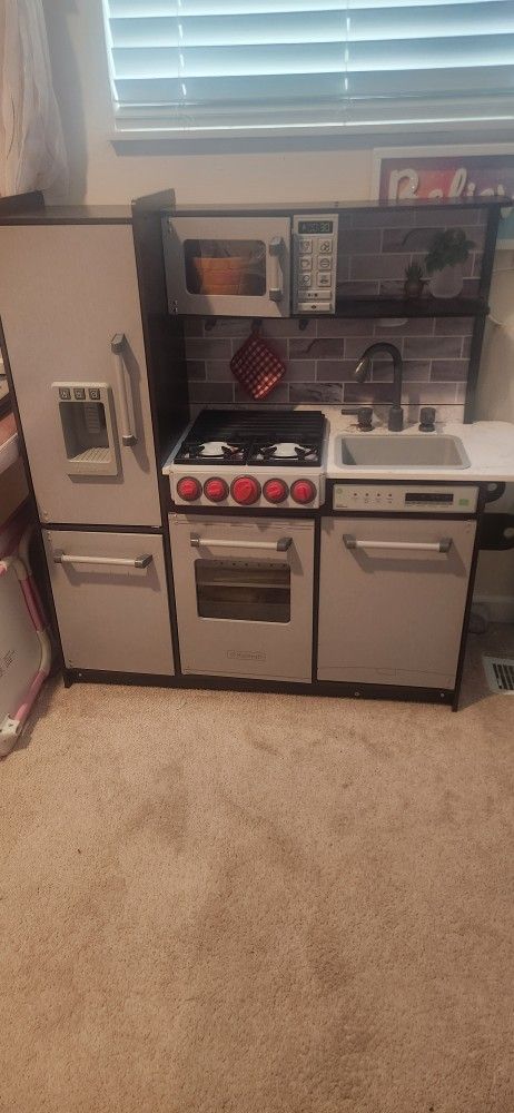 Kid Kraft Play Kitchen 