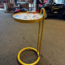 C Shaped Round End Table, Small Round Sofa Couch Table, Snack Side Table Slide Under Couch, Drink Table for Living Room Bedroom, Gold  