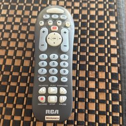 RCA RCR314WR Big Button Three-Device Universal Remote, Gray 