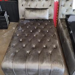 Gray Velvet Chaise Lounge Chairs (Indoor)