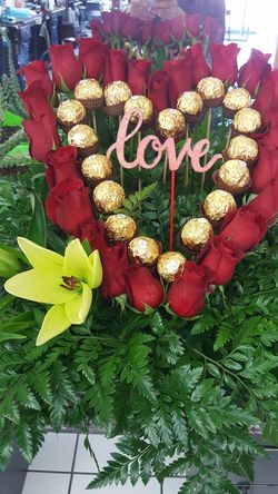 Rosas en forma de corazon con chocolates