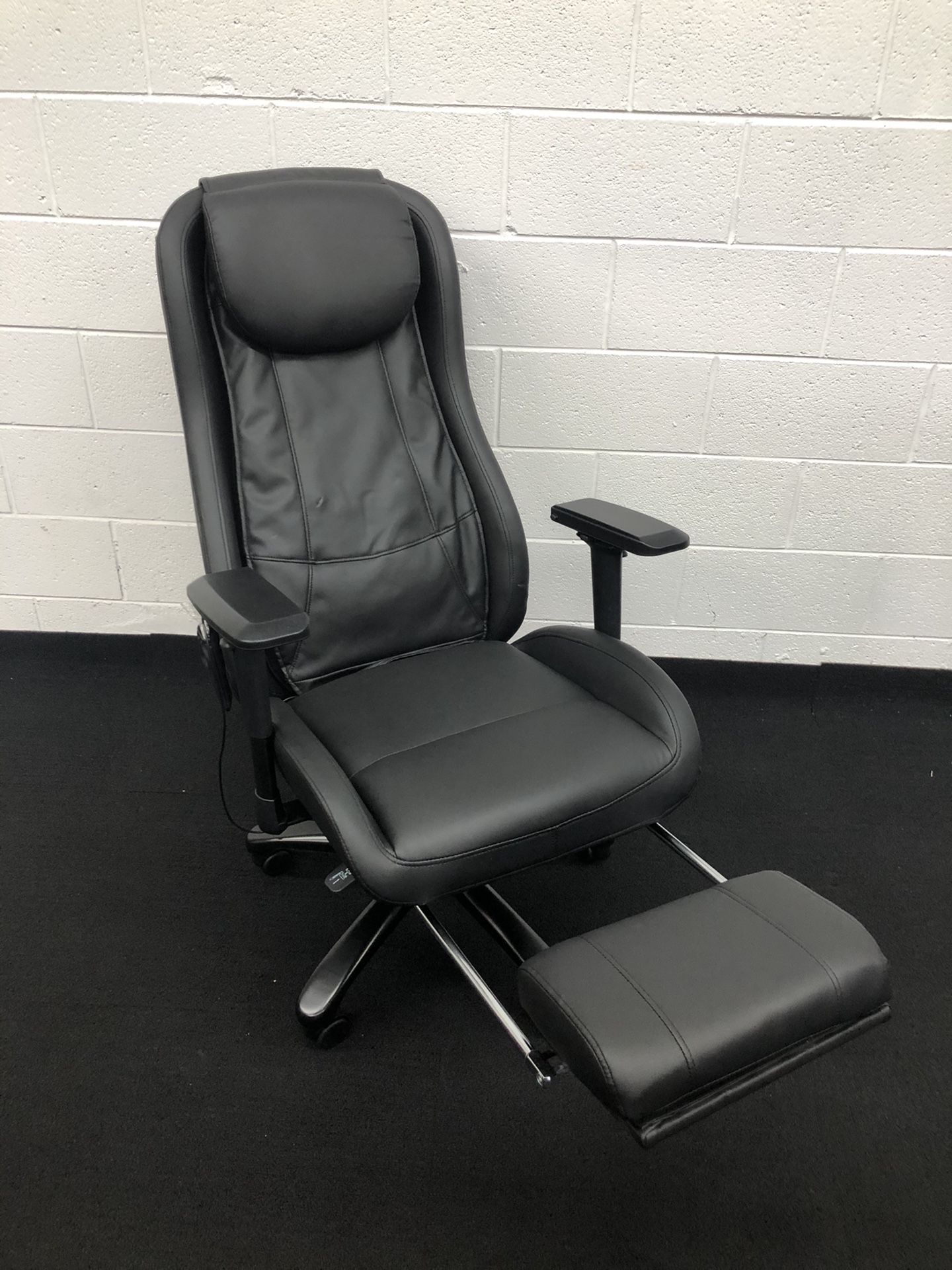 BRAND NEW BLACK ADJUSTABLE EXECUTIVE OFFICE CHAIR WITH BUILT IN MASSAGE