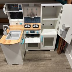 Play kitchen with all the accessories