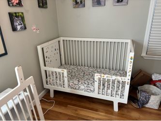 Free OEUF crib with convertible side