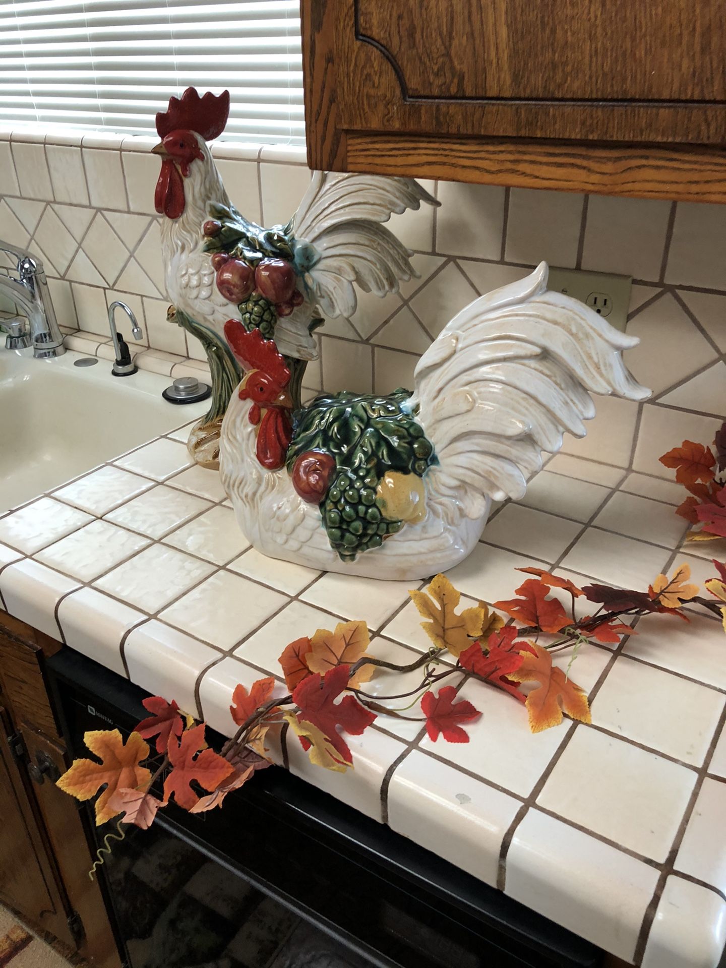 LETS MAKE YOUR THANKSGIVING TABLE LOOK FESTIVE WITH THIS CERAMIC HEN AND ROOSTER