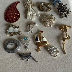 Bundles Of Vintage Brooches With Different Designs 