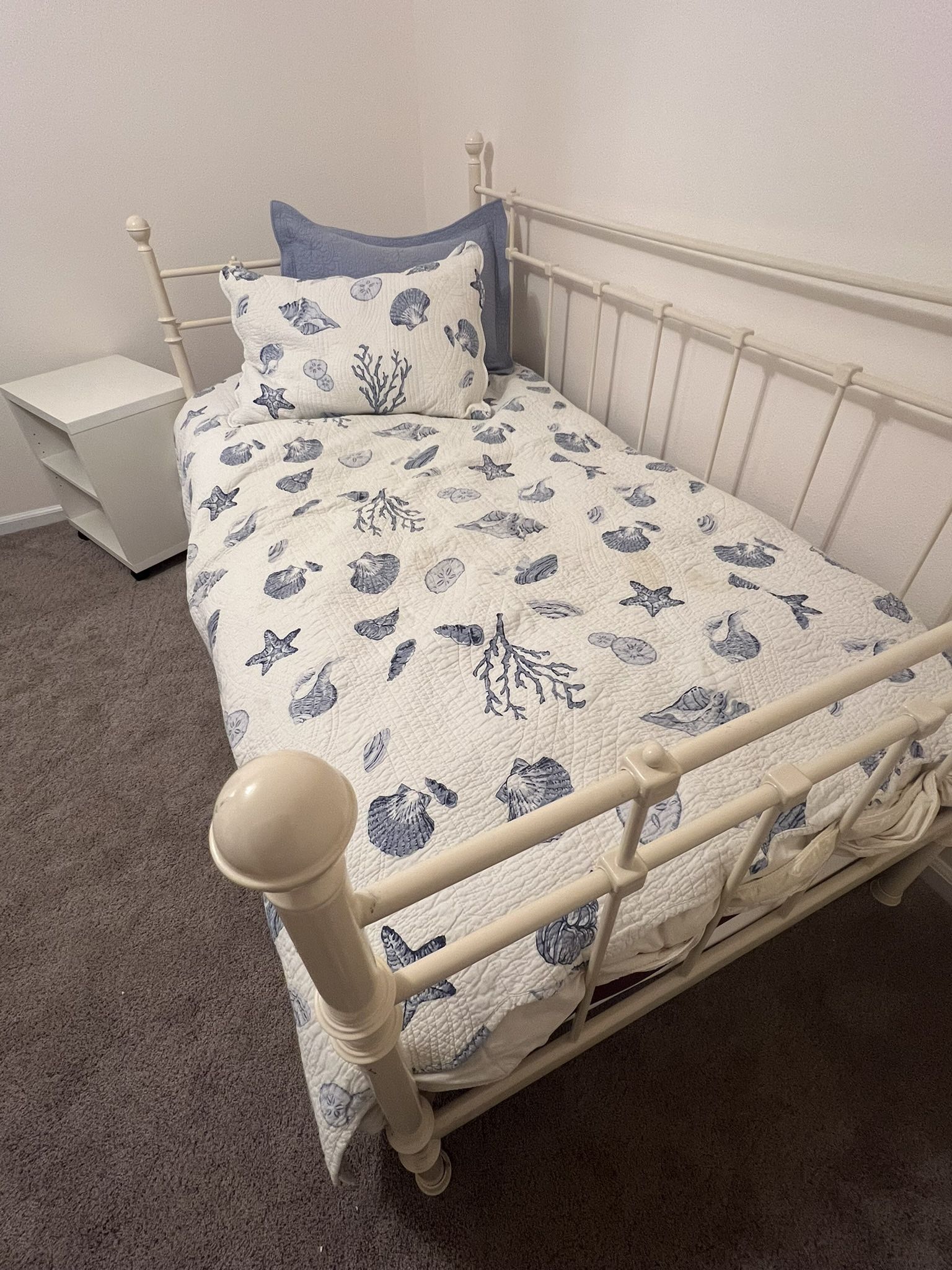 Adorable White Metal Day Bed W/ Rolling Trundle