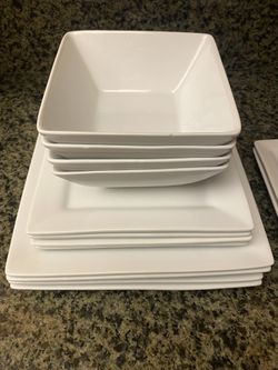 White Dinner Plates Set of 4. 18 Pieces Total 