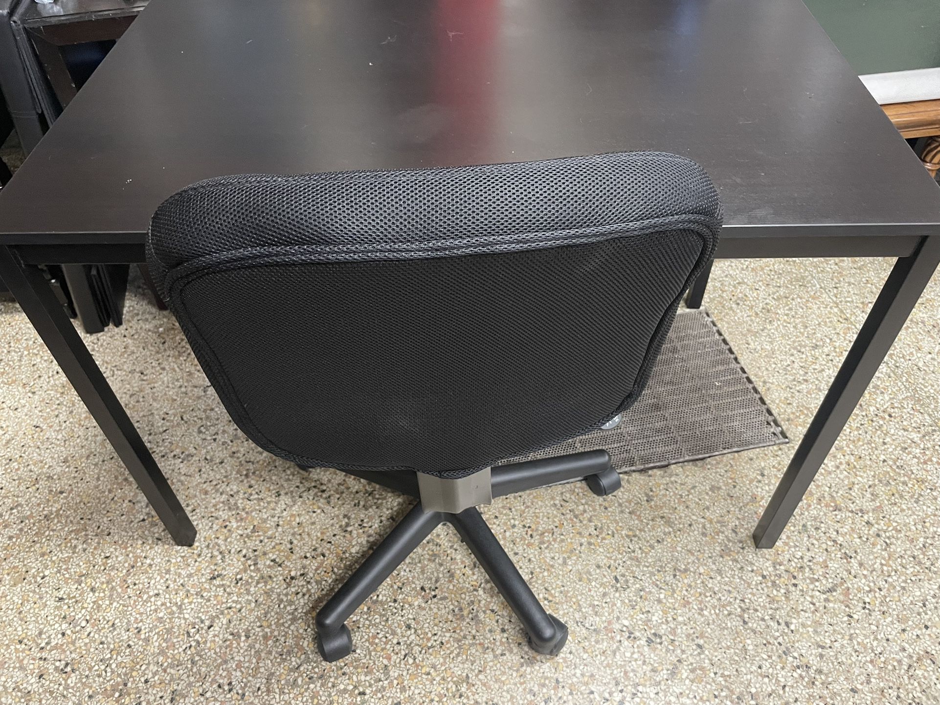 Black Table 43.5”W & Nice Hydraulic Rolling Desk Chair 20.5”W 🚚 extra