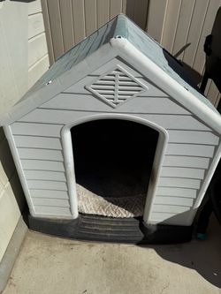 Dog house in good condition and a cage