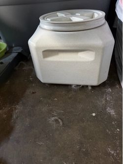 Pet food container