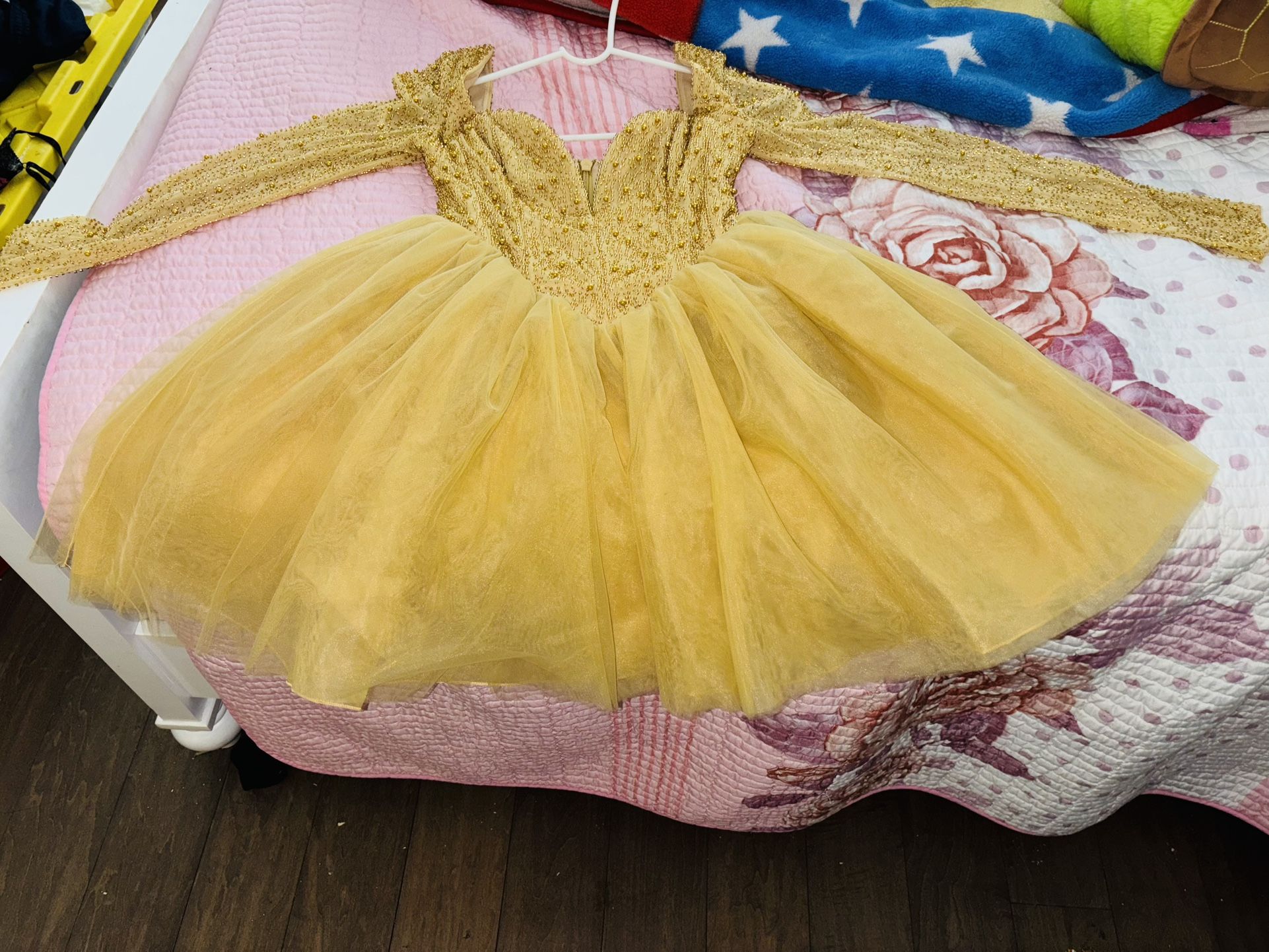 green emerald velvet dress Elegant Champagne V-Neck Tulle Lace Applique Short Prom Dress Bridesmaid  Gown