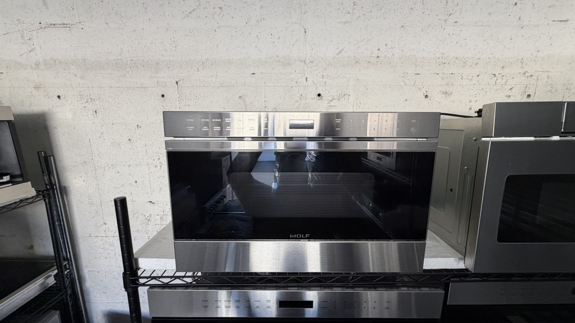 π₯ Wolf 24β Microwave Drawer β Like New! π₯ Model: MD24TE/S My Price: $1,199 (MSRP around $2,200β$2,500) Like new condition β super clean inside and