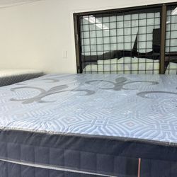 KING SIZE STEARNS & FOSTER LUX ESTATE HYBRID (SOFT) MATTRESS & BOX SPRINGS BED SET