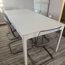 Chairs And Extendable Table 