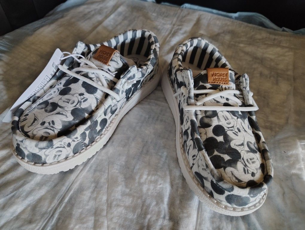 Brand New Heydude kids Size 13 Mickey Mouse Shoes 60$