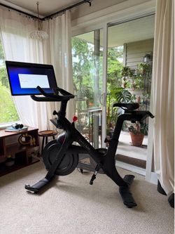 Peleton 🚲 Bike + Plus - Auto Resistance + Swiveling Screen - Like New
