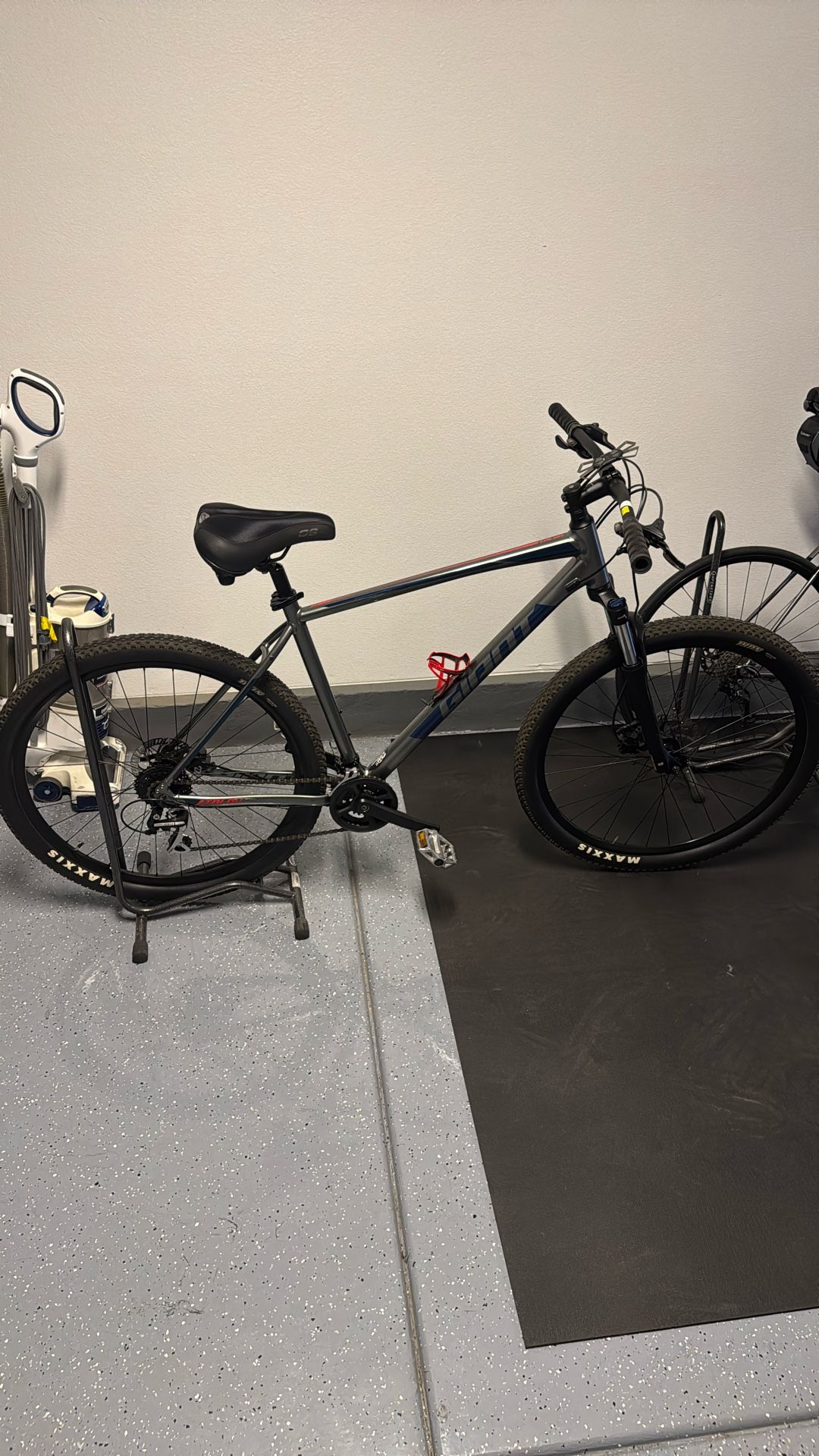 Giant XL Mountain Bike
