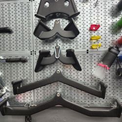 SET OF 5 PIECE ATTACHMENTS FOR LAT PULL DOWN ( BRAND NEW IN THE BOX  )
