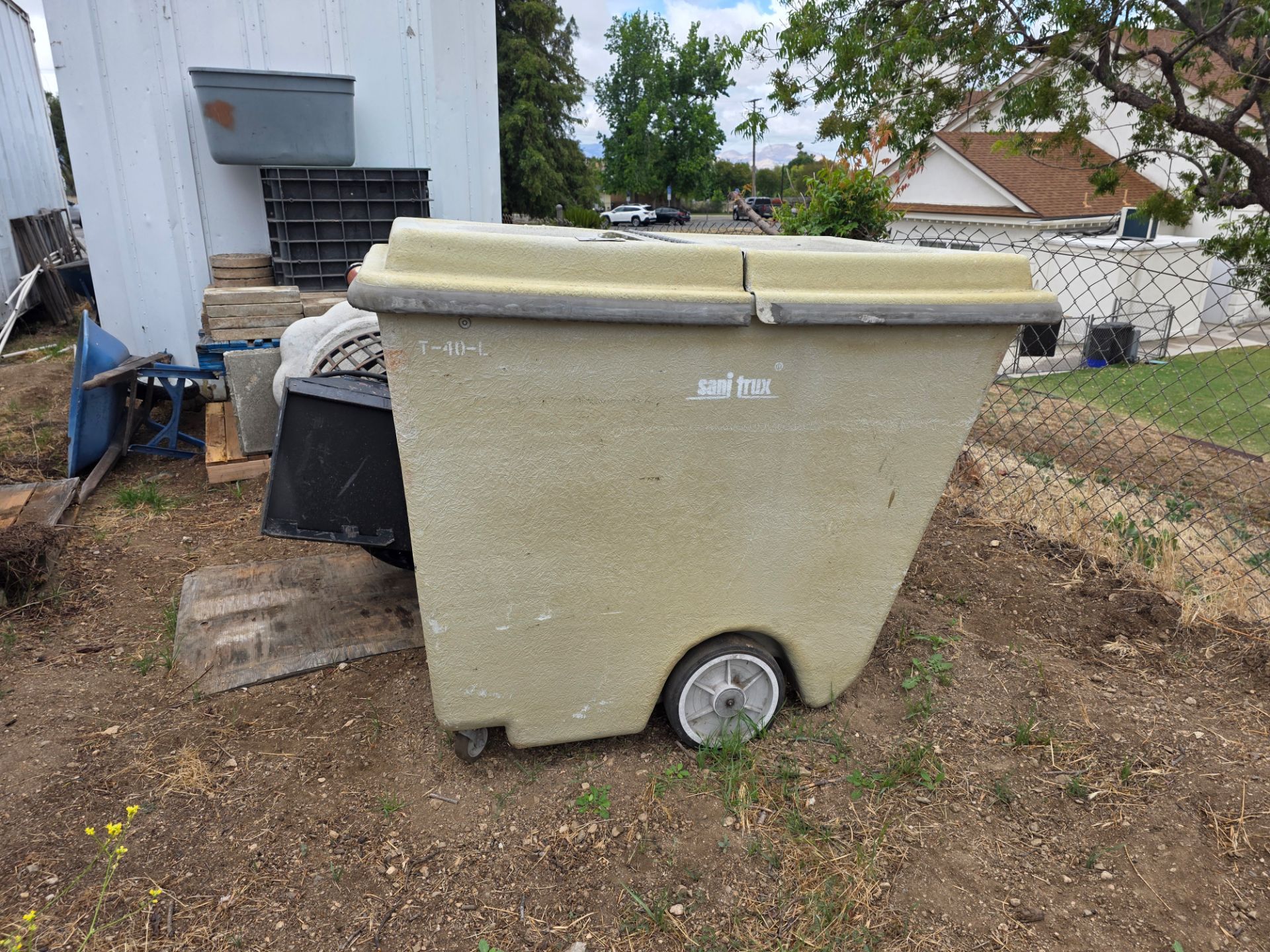 Trash bin on wheels with lid