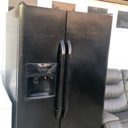 Fridgidaire Full Size Refrigerator 