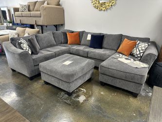 Large Sectional with FREE ACCENT PILLOWS 