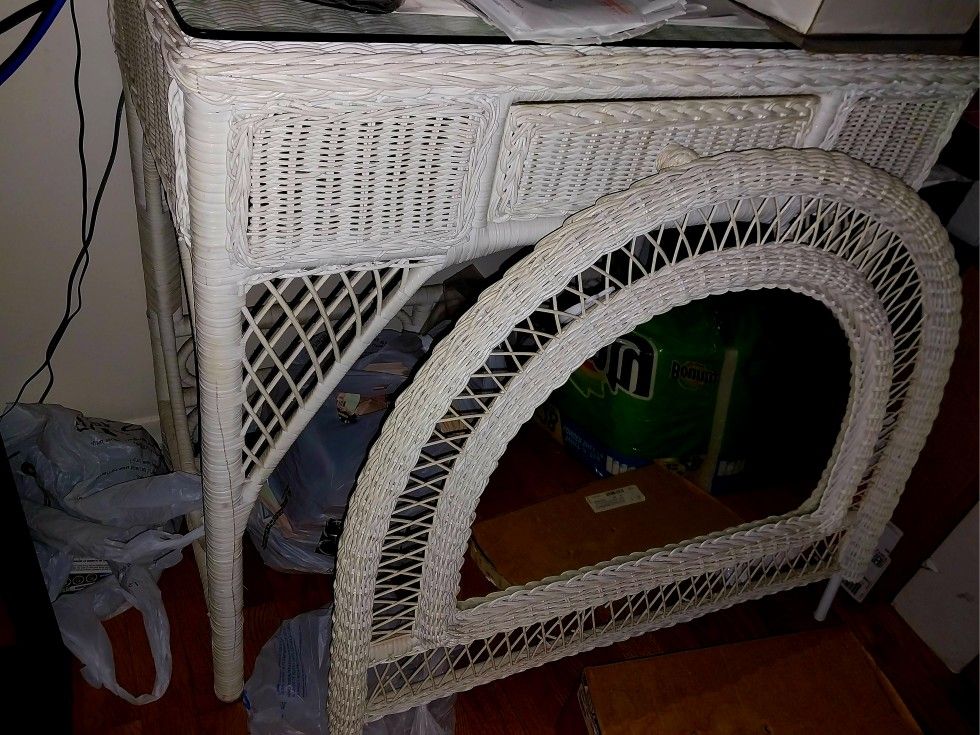 Antique White Wicker Vanity Set