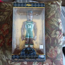 Giannis Antetokounmpo (Premium Vinyl Figure)