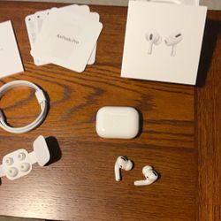 Apple AirPods Pro; Wireless Charging Case; Cable; Ear Tips; Manual